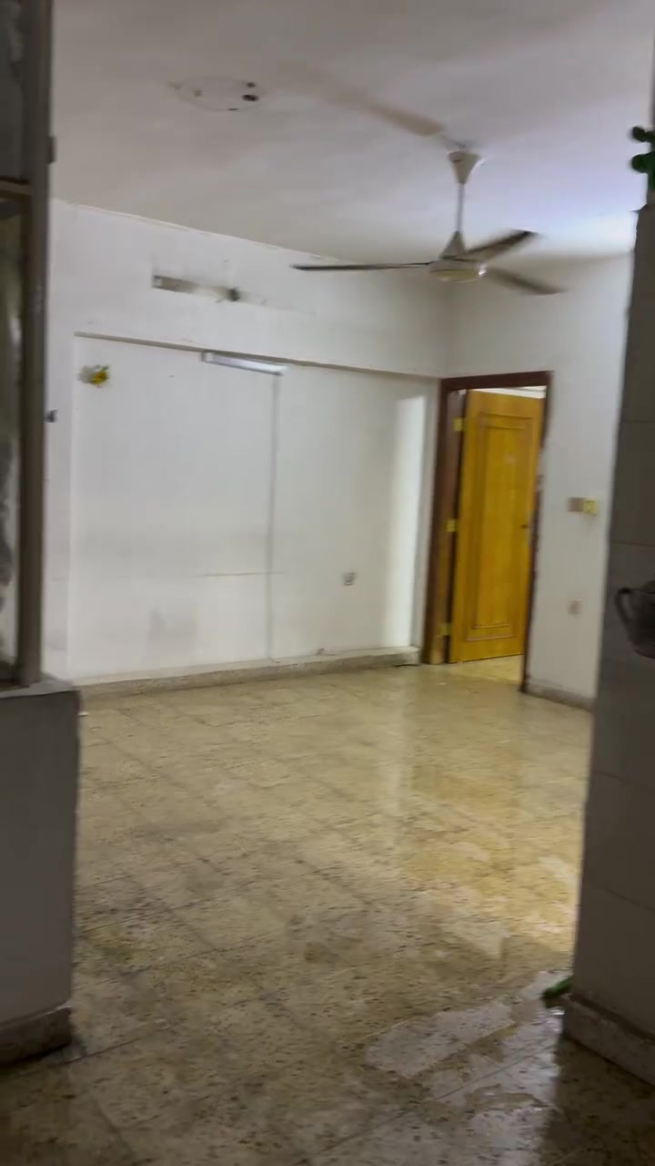 السلام عليكم 
شقه سكنيه للأيجار طابق ثاني جاهزه
غرفه وصاله وخدمات عائله صغيره
البياع شارع عشرين مقابل دينار ونص 
***********
