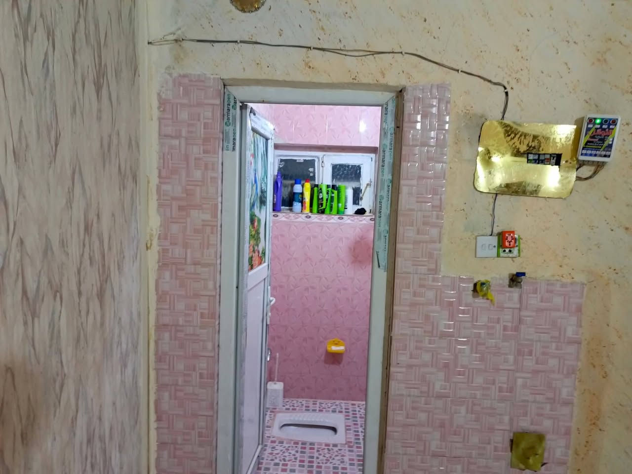 مكتب الصادق
بيت مربع طابق ثاني للإيجار نظيف 
يحتوي على غرفتين نوم ومطبخ وصالة وخدمات وبلكونة 
الواجهة ١٠×١٥
المكان الشعب شارع الصحة حي الكوثر مقابل جامع الحق
السعر ٣٥٠ 
أبو عادل ***********
