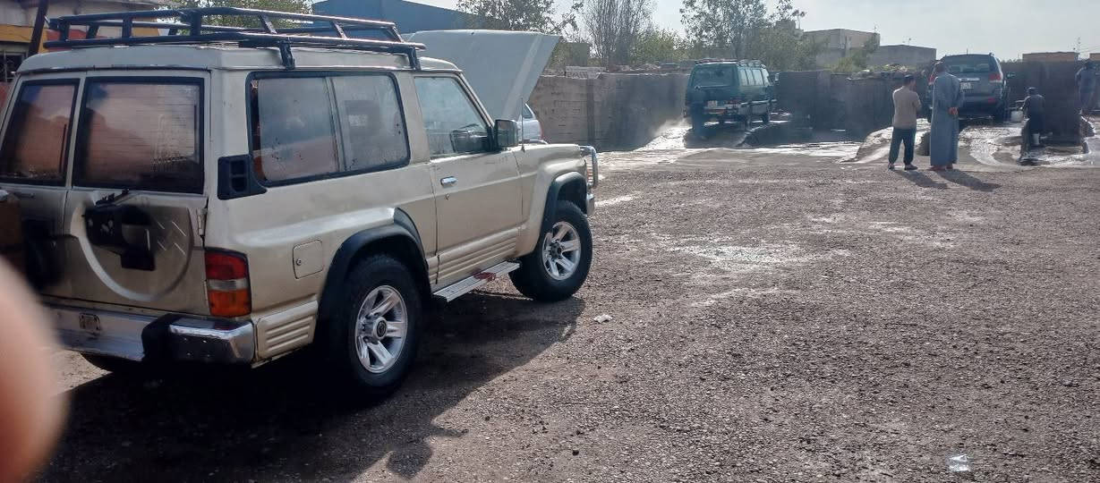 السلام عليكم نيسان باترول ربع للبيع موديل 1992 رقم ذي قار تحويل السياره تعمير جديد من سمكره وصبغ وتخم تاير ودوشمه السياره الفور ويل شغال مكينه 4200 بيه صوت كوجم بيم السعر 55 وبيه مجال رقم الهاتف *********** مكان السياره ديالى
