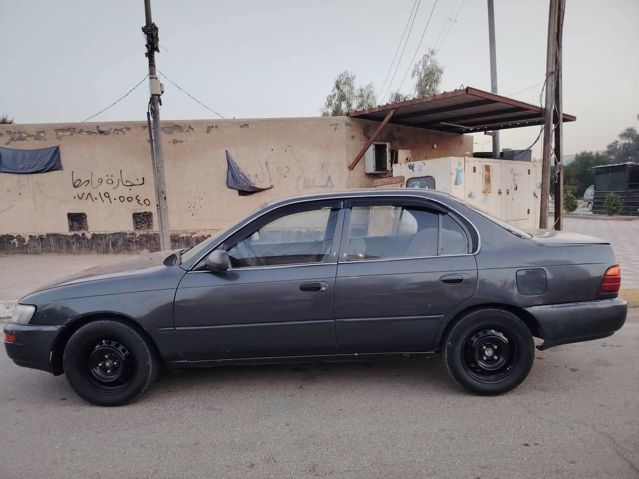 السلام عليكم سيارة كورولا موديل 94  للبيع سيارة خير من اللة مصبوغة عام جمالية مكفولة من عيب شرعي كير مكينة خير من اللة مبيها اي نقص رقم واسط مشروع وطني سنوية لل2027 السعر 45 وبيها مجال حك جية مكاني كوت للاستفسار الاتصال على الرقم الهاتف ***********
