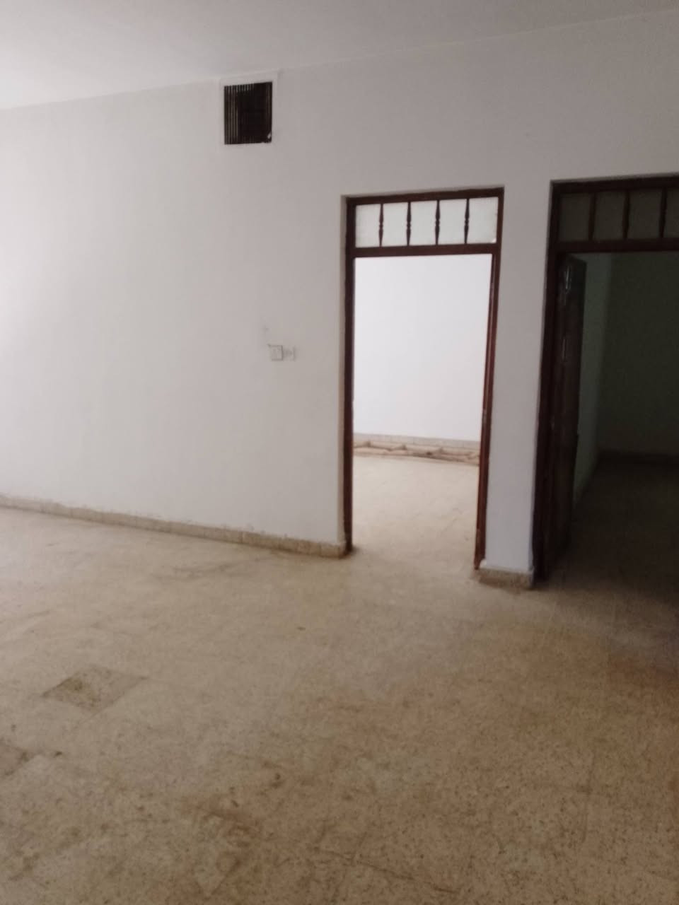دار للبيع في حي النور خلف سايدين دانيه ماركت..
المساحه ٣٧٥ متر واجهه ١٥ متر 
( طابقين كامل) 
ط١  ...يتكون من كراج كبير مع كراج جانبي وحديقه وسطيه 
٢ غرف نوم
هول داخلي
غرفة استقبال
غرفة طعام 
ومطبخ وصحيات مع مناور جانبيه
ط٢  ...اربع غرف نوم مع هول داخلي وصحيات
ملاحظه ..الطابق الثاني هيكل
الدار فارغ واستلام فوري ..
((سند طابو الزهور والمكاتبه مع الشرعي شخص واحد ))
للاستفسار الاتصال على ارقام المكتب
***********
***********
او مراجعة المكتب في الموصل حي النور سايدين دانيه ماركت قبل جامع ام المؤمنين عائشه مقابل صيدلية الكوثر ..
