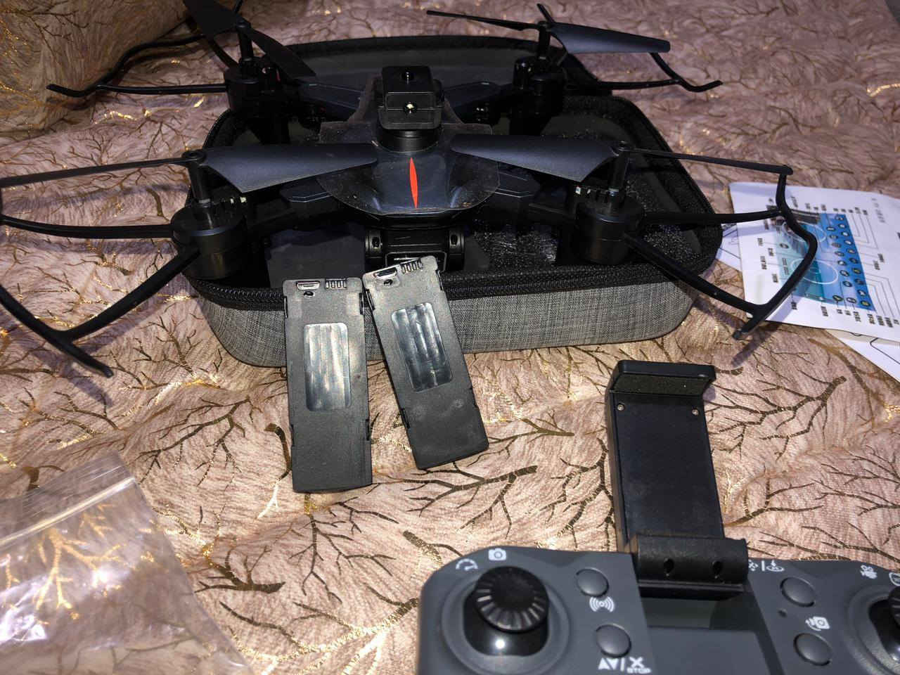 السعر:45 مع التوصيل بيها مجال شوية
المحركات: محركات برشلس (Brushless) قوية جداً، عمرها أطول ومقاومتها للرياح ممتازة مقارنة بالمحركات العادية.
نظام الأمان: حساس تجنب العوائق 360 درجة (يمنع الاصطدام بالحياطين تلقائياً).
الكاميرا: كاميرا مزدوجة (أمامية وسفلية) بدقة 1080p او 720 ماعرف مامستخدمها ، مع إمكانية تحريك العدسة الأمامية كهربائياً من الريموت.
الثبات: نظام Optical Flow للثبات في الجو (تثبت بمكانها بدون ما تنجرف).
البطارية: طيران يصل إلى 15 دقيقة لكل بطارية (3 بطاريات).
سهولة التحكم: إقلاع وهبوط بزر واحد، ووضع الـ Headless Mode للمبتدئين.
التصميم: قابلة للطي وتأتي مع حقيبة حماية خاصة.


**إذا كنت صاحب هذا الإعلان وتريد حذفه لأي سبب، رجاءا أرسل رسالة إلى الدعم الفني**