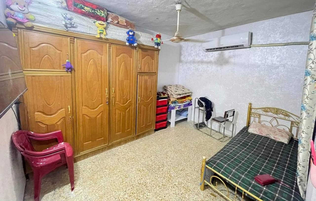 سلام عليكم بيت للبيع ركن حواسم مساحة 100 واجهة 10 طابق ثاني غرفه فوك المكان معسكر مال سكينه قريب على قناة السعر 65 وبي مجال أي ستفسار اتصل على رقم ***********
