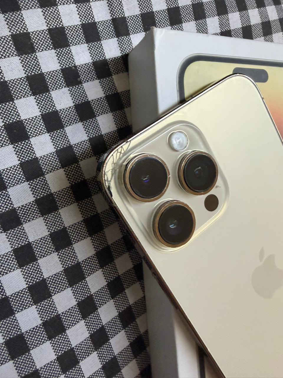 السلام عليكم 
ايفون 14 برو ماكس شرق اوسط 
ذاكره 256
لون ذهبي جهاز جديد جدا 
البطاريه 100‎%‎ 
مبدل بطاريه والضهر بي فطر مثل موضح بلصور 
جهاز تجي تاخذه مني من البيت 
مع ملحقاته يعني باكيت الاصلي 
للبيع فقط 
السعر 700 وبي مجال للعلم مستعجل ع البيع 
العنوان مناوي لجم 
***********
