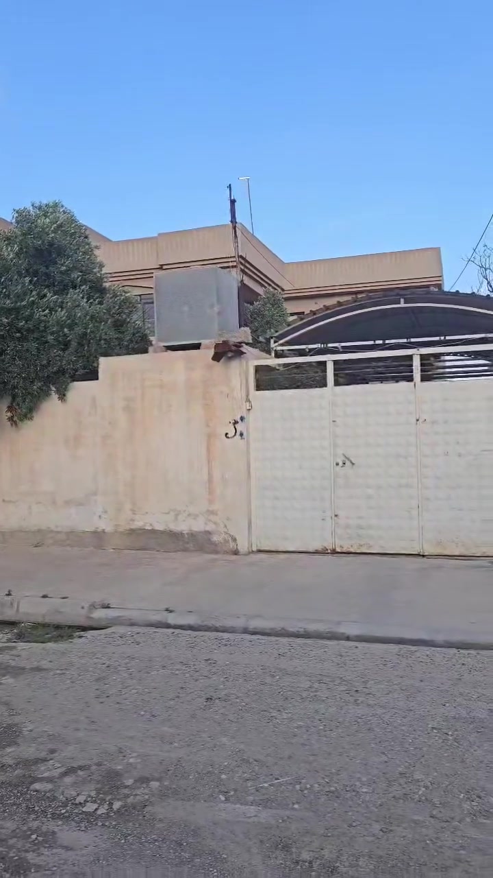 مكتب الاحمو للعقارات 
بيت للبيع 
المساحه: ٥٧٠ متر
الموقع : حي النور  خلف مدرسة كركوك 
مراجعة #مكتب_الاحمو
موقع المكتب مقابيل مرطبات الجوهرة
شارع مديرية شرطة تلعفر
التفاصيل الاتصال على الأرقام التالية:_
(***********)كورك ☎️📞
(***********) اسيا ☎️
(***********)اسيا واتساب ☎️📞
(***********) كورك ☎️
