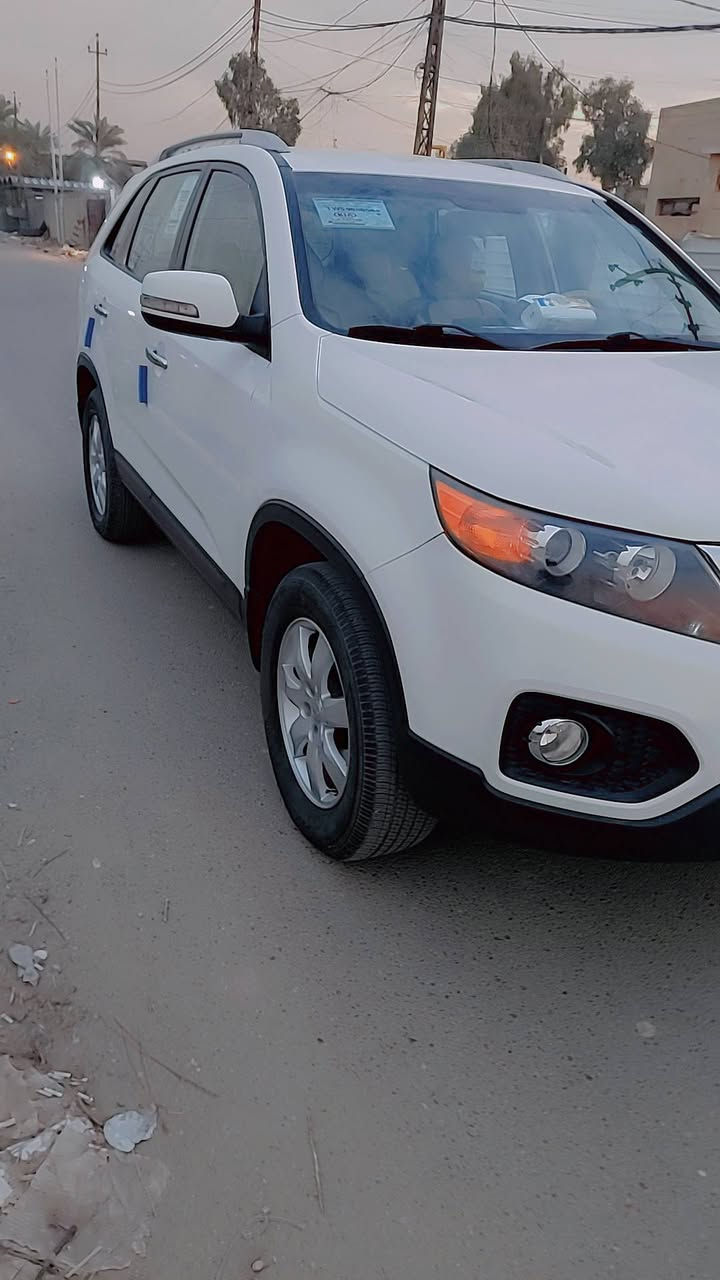 السلام عليكم ورحمةالله                                                 للبيع كيا سورنتو رقم شمالي الاماني الجديد بأسمي تريد تحويل تريد وكاله موديل 2013  سياره مكفوله من البارد والصبغ حتى دعاميات وصورت سونار مرفقه   مكفوله سياره وضع وكاله وسيرفس  كامل وجديد جدا  وبشرط السونار مرفق مع الصور وتصوير فديو كامل للسيارة بالمنشورر
الموصفات 
محرك 4 قتصادي نظام ايكو                                            7 راكب 
تحكم ستيرن تبريد                                                   شاشة ايباد
اشاره با مرايه                                                             مري شفط.  
مثبت سرعه                                                       حساسات خلفيه 
مكان السيارة بغداد 
سعر المطلوب 149 وبيها مجال بصيط
الاستفسار  
***********  فقط بيع بدون مراوس
