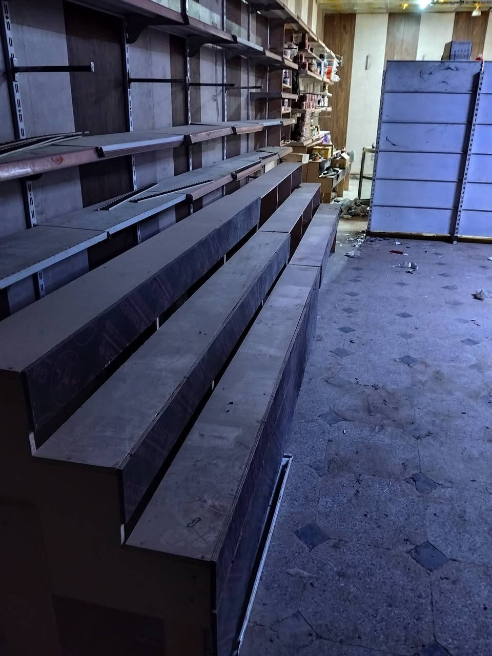 مدمدرجات خشب للبيع عند مزاد ابو ثامر اتصل ***********
