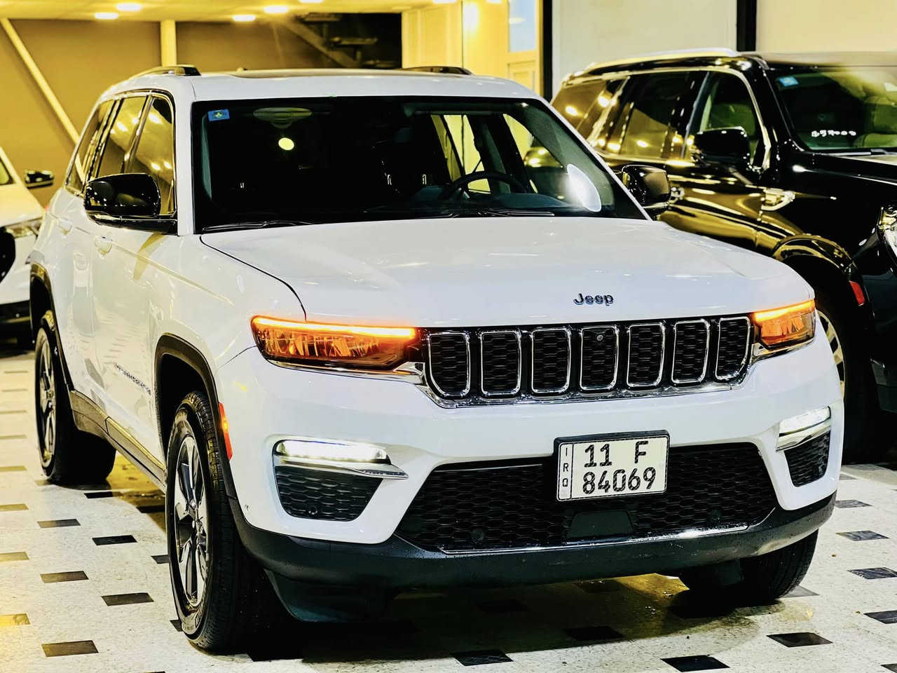 السيارة  : جيب گراند شيروكي 4xe هايبرد
الموديل : 2024
الفئة     : Limited 4xe
الحادث : جاملغ ايمن فقط 
الرقم     : رقم بغداد دولي تحويل 
السعر    : 35.000$ 💸🔥
البـيـع    : نقد او تقسيط 💥
 ________________________________________
🛑 المواصفات  العامة :

♦️محرك 2.000T تيربو هايبرد
♦️عداد المسافة 9.000
♦️اللون ابيض 
♦️ شاشة امامية كبيرة 
♦️تبريد خلفي 3 قطع
♦️تحكم مقود 
♦️كشن خزن ميموري
♦️داخل جلد ابيض
♦️ كامرة خلفية
♦️بصمة تشغيل و تشغيل عن بعد
♦️سايد بريك بصمة
♦️المقاعد كهربائية 
♦️ويل كب قياس 18
♦️رادار امامي خلفي مانع تصادم
♦️صندوق كهرباء 
♦️ شاحن لاسلكي
♦️كشافات ضباب
♦️انظمة قيادة 
♦️ تبريد وتدفئة مقاعد
♦️بصمات ابواب وتشغيل 
♦️مري شفط 
♦️نظام عدم الخروج عن المسار 
♦️مثبت سرعة 
✨وبعد المواصفات المعروفة للجيب ✨
________________________________________
#معرض الفحام لتجارة السيارات

الاتصال على الارقام 
☎️المبيعات : ***********
☎️الادارة  : ***********

او زيارة المعرض على الموقع التالي :

📍النجف الاشرف / حي الجامعة / مقابل المدينة المائية سنتر جبل عامل .
