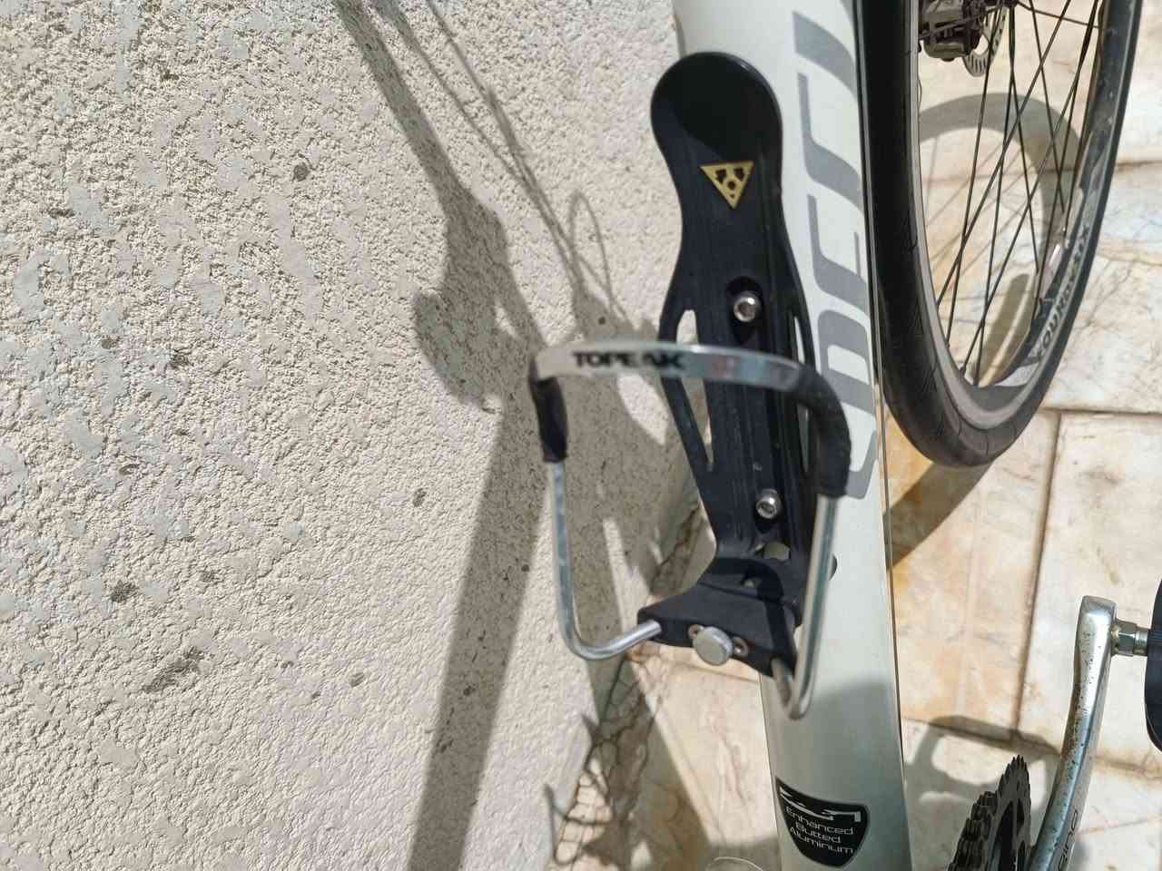 السلام عليكم 

يتوفر بايسكل بالة من شركة #specialized  الامريكية 

المعدن المنيوم (فافون) 

الحجم 28  القياس 52

مكينة (عكرب) #شيمانو #ديور #DEORE
 
بدالات شيمانو #اليفو دفع سجب حديث 8*3

تايرات #كونتننتال #continental  

ويالة جاينت 

بريكات  شيمانو ديور #DEORE_LX   

الدبل #SPECIALIZED

بوري سرج بي دبل الاصلي + سرج جلاتيني الطبي 

بايدات (كفات) برومنيد شفت كاربون  الاصلي 

قاعدة مطارة جوكر TOBEAK

استاند جوكر 

البايك مفحوص سيطرة نوعيه حسب المواصفات المعتمده دولياً 

فول نظافه وسلاسه وسرعه

  الواقع افضل من الصور بهواي + وياه تاير هدية كونتننتال 

السعر 275 الف قابل للتفاوض 

#معرض_الاندلس_للدراجات_الهوائية 

#المتعة_على_عجلتين 

 البصرة الجنينة شارع المصلحة
***********
‏‪0774 015 1056‬‏
