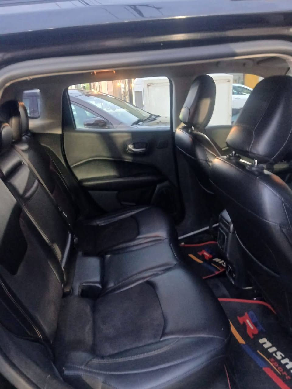 السلام عليكم بيع مستعجل ومناسب وماكو هيج سعر بالسوك  وشايف كل الخير الياخذها 
للبيع جيب كومباس 

الضرر:بنيد بدون دواخل لا شاصي ولا لغد وبعده ما مصبوغ 

الرقم: بغداد 

المحرك :2400 ( اربعه سلندر)

الموديل:2017
 
العداد: 78 الف 

•غرفه السياره: كشنات السياره اسود اصل

•السياره بصمه 
•كامره خلفيه 
•تبريد قطعين امامي وخلفي
•شاشه السياره كبي
•سايد بريك اوتو ودكمه
•تحكم ستيرن جهتين 
•مثبت سرعه كروس
•نضام ABS
فور ويل
سماعات ودمام خلفي اصليه الباين
وبعد بيه هواي مواصفات
فول عدا الفتحه

السعر المطلوب 95 ورقه  مع مجال بسيط 

الاتصال ***********

مكان السياره بغداد الزعفرانيه
