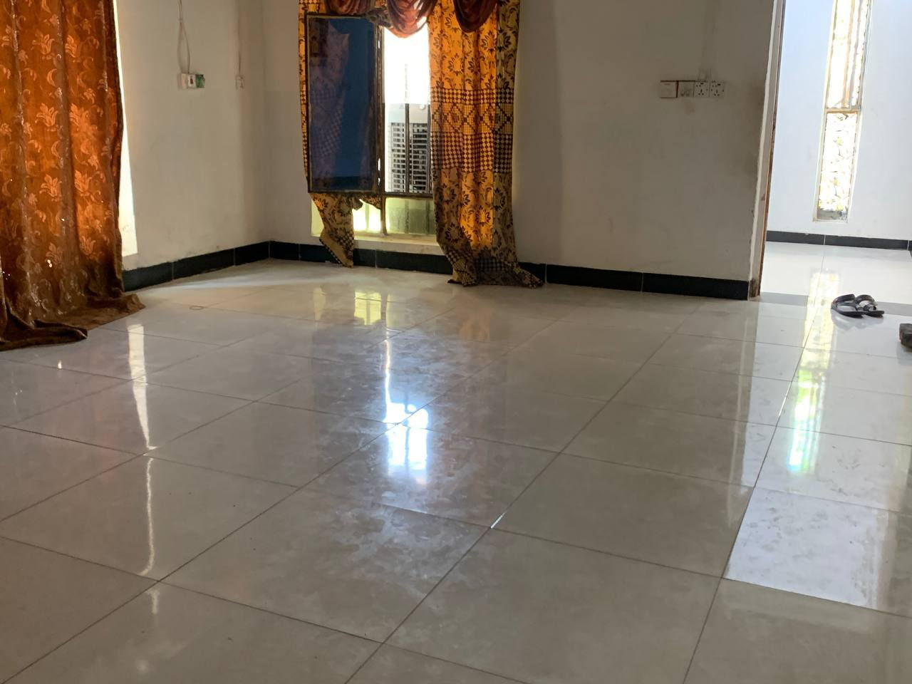 مرخصه الادمن دار للبيع ٢٥٠م مسلح طابوق ٤غرف صاله هول مطبخ وستقبال كراج صحيات خارجيه حديقه بالبدايه ثاني فرع قطاع ١٢ حي العسكري العابد للستفسار ***********
