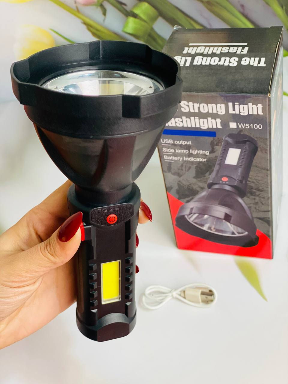 كشاف يدوي قوي يُعرف باسم "The Strong Light Flashlight" ويتميز بالمواصفات التالية: 
تقنية الإضاءة: يستخدم مصابيح LED عالية الكثافة لإضاءة ساطعة.
الوظائف: يحتوي على إضاءة جانبية بالإضافة إلى الكشاف الرئيسي ومؤشر للبطارية.
الشحن: قابل لإعادة الشحن ويحتوي على مخرج USB لاستخدامه كبنك طاقة.
المدى: يوفر إضاءة لمسافات طويلة.


**إذا كنت صاحب هذا الإعلان وتريد حذفه لأي سبب، رجاءا أرسل رسالة إلى الدعم الفني**