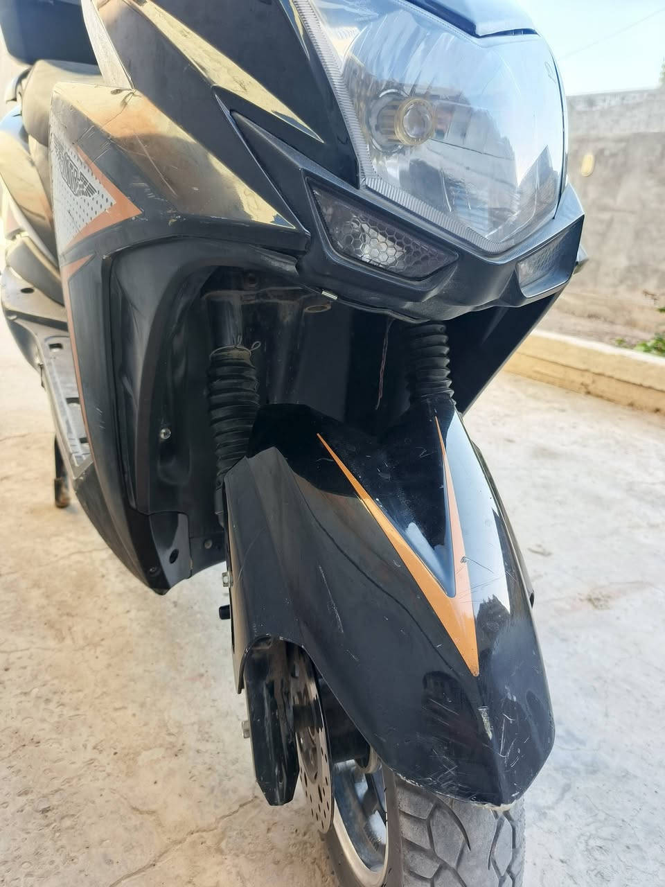 درجة شحن سكنس تحتوي على ٦ بطاريات ليثيوم
كهربايات دراجه كامله تدعم شحن سريع
يجود قليل من شخط في الكفرات بس الي يريد يتصل على هاد رقم 
وسعر ٧٥٠ وبي مجال
العنوان بغداد المعامل حي نصر
***********
