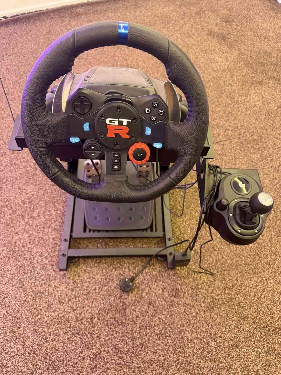 🎮 للبيع دركسون Logitech G29 كامل
- ويا القير + دواسات + ستاند  
- شغال تمام ونظيف  

📌 بيه ملاحظة بسيطة بالغطاء (ما تأثر)

💰 السعر:350 ألف
📍 الموقع: (السيديه)  

للتواصل خاص
***********
