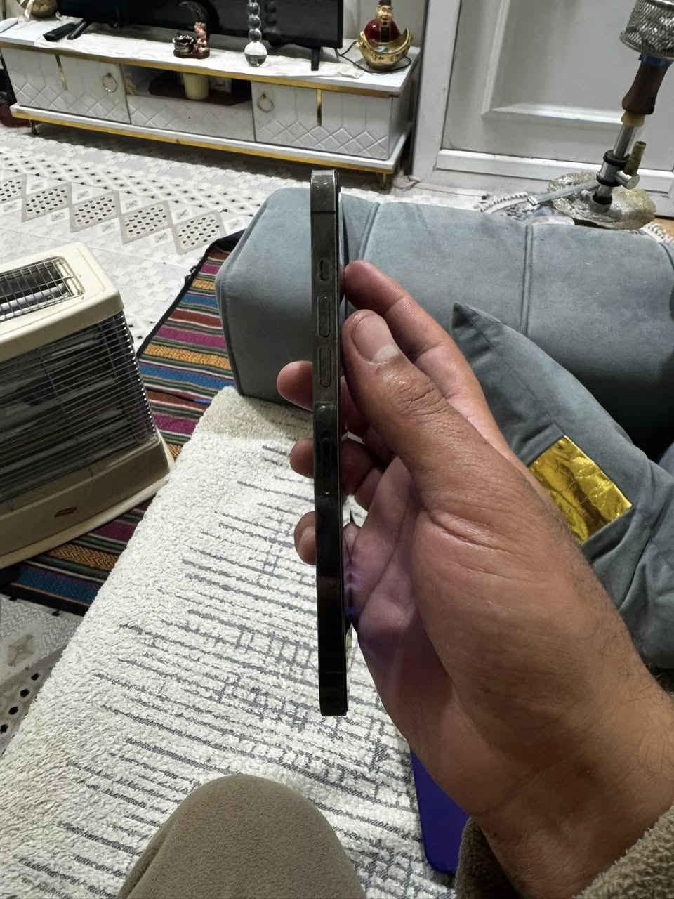 ايفون12برو ماكس. بطارية79. جاهز.  سماعات سيمكرت صوت واي فاي كلة شغال فقط فيس ايدي واكف وضهر مكسور  سعرة300 مكاني المنصور هاتف***********
