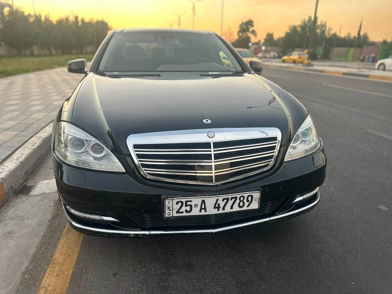 السلام عليكم
مارسيدس S500 خليجيه فول الفول 

موصفات معروفه ب500 

لارج 

5 بردات 

دبل جام 

داخل عسلي بالكامل 

تبريد 3 قطع 

شاشات خلفيه 

دبل ماوس أبواب وصدوك شفط 

تخم تاير عليها جديد

صدر خلفي امامي جديد 

بلوتوث زرع 

محدثة 2013 تحديث كامل حتى الشاشات الداخليه 

لايت ويا الستيرن يفتر 

ناضور ليلي 

كأمره خلفيه بلاديه 

مري شفط وقلاب 

بانوراما 

سياره جديده بمعنى الكلمة 

مكفوله من حادث من صبغ 

ماشيه 175 الف كشنات خلفيه أماميه تدفئه وتبريد 

فول الفول مواصفاتها مكاني بغداد 

*********** 

*********** 

سعرها 190 وبيها مجال
