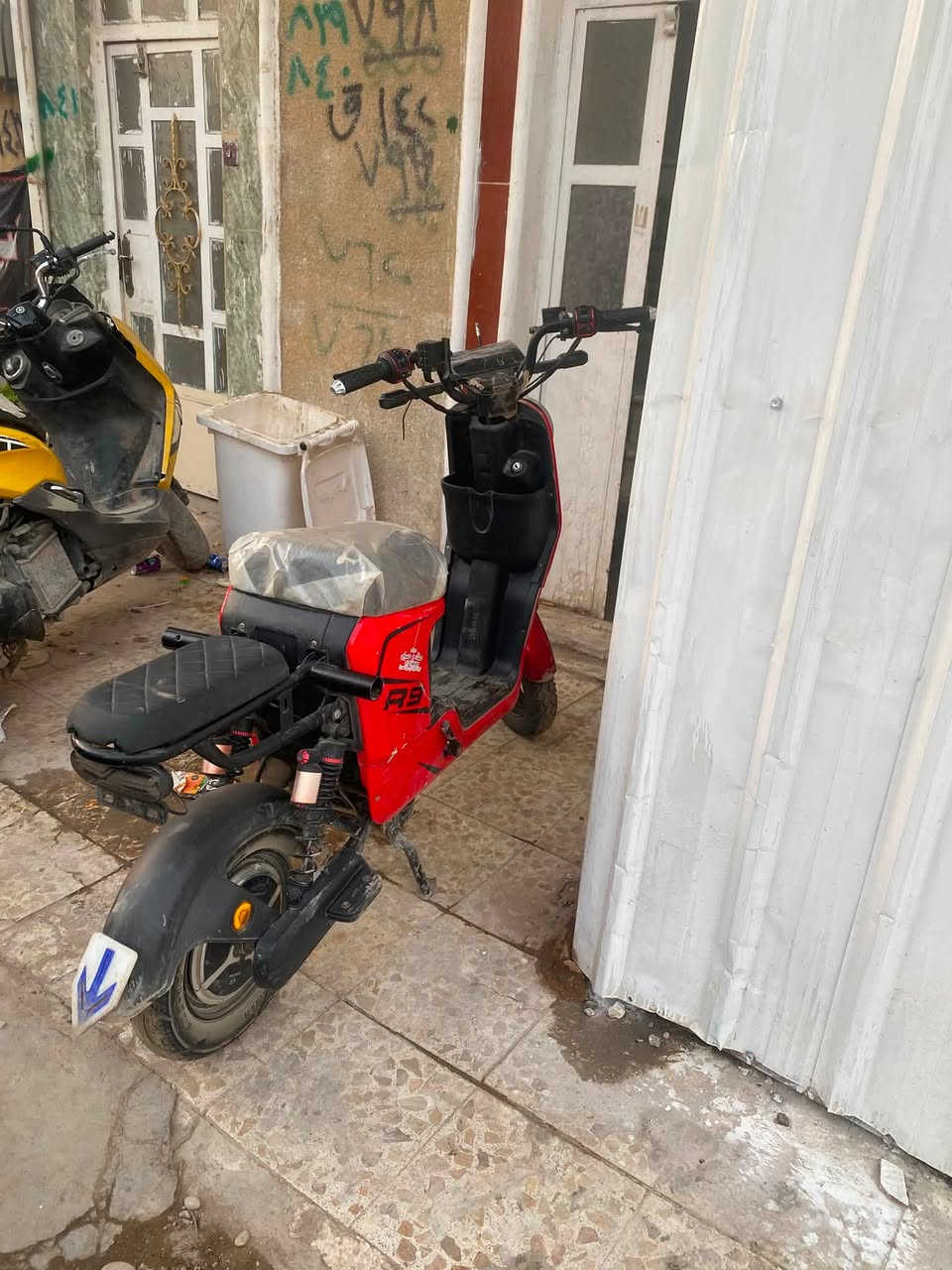 السلام عليكم عندي دراجه R9موديل خمسه وعشرين البريكات الامامي دسك بريك والخلفي دسك العطل منفوخات البطاريات وعندك كسر كلش خفيف بل شاشه والكفر الاستفسار الاتصال على الرقم ***********
