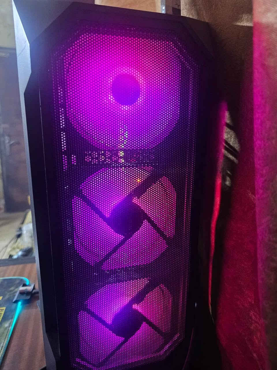 سلام عليكم 

كيس للبيع مواصفات مثل ماموضحه كارت شاشه 
rtx 4060 inno3d
m.b b450 for amd
cpu amd 5500 
ram 16g t force 
m.2 512 team group
p.s 700 gold segotep
Msi 60hz شاشه 
شباب للمعلومه كراتين تجمعيه كله موجوده بيع من دون ميز 
مكاني بغداد الدورة *********** 
سعر مليون وبي مجال قليل
