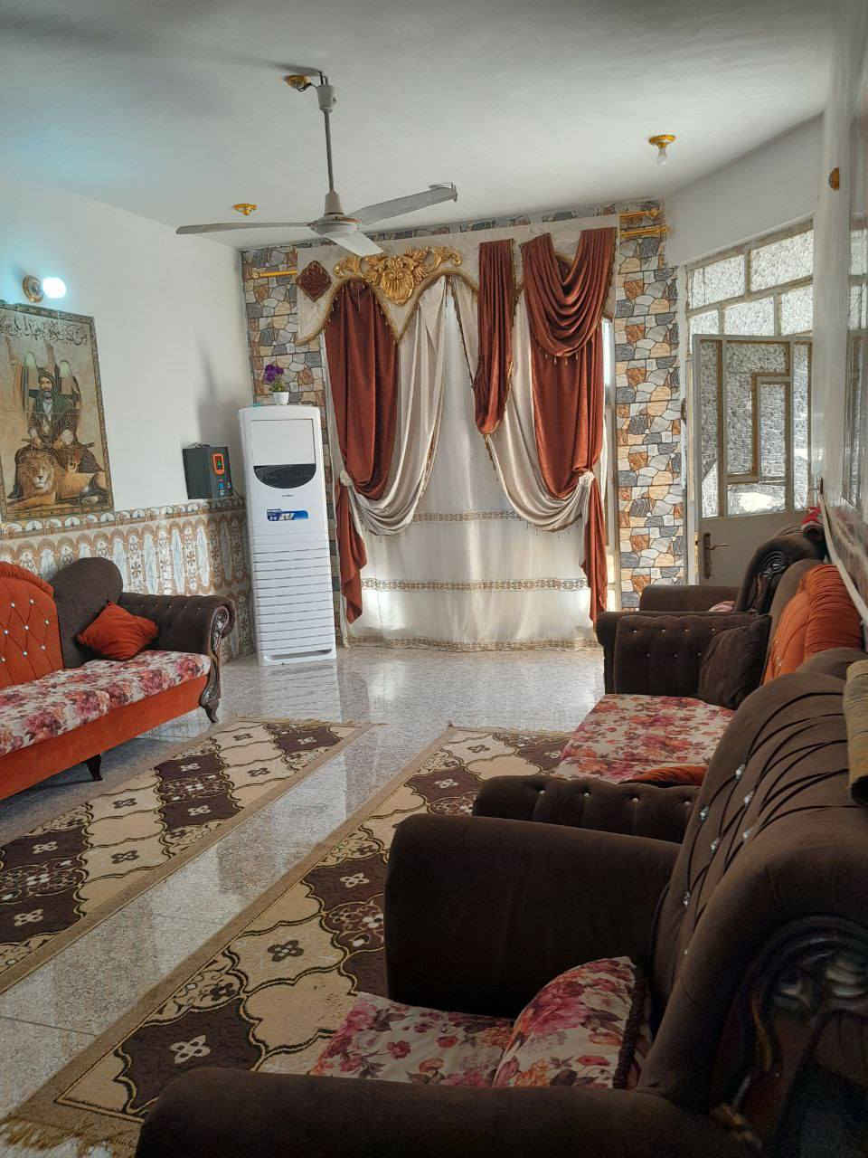 لسلام عليكم بيت للبيع منطقة الخماس مساحه: 220
متكون من استقبال طول ٧ ونص 
وغرفتين نوم ٥ب٤
ومطبخ ٥ب٤
وصاله 
الرقم: ***********
