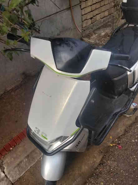 السلام عليكم دراجه شحن سرعه 50 دراجه مرتبه نضيفه بس ضرر بالصندوك موضح بالصوره تاير الخلفي صار سبوع شاده  دراجه خير من الله مكاني البلديات تقاطع المصرف للايتفسار ***********
