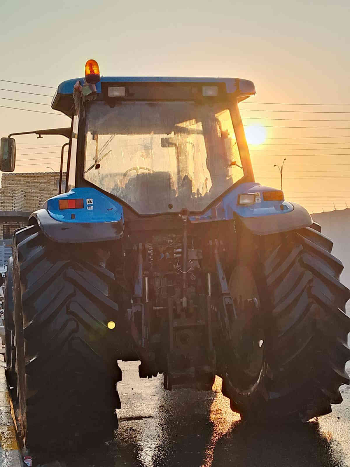 سلام عليكم مكينه نيهولند 240البيع كير عصه دخم تاير باقي الاستفسار تصال ***********
