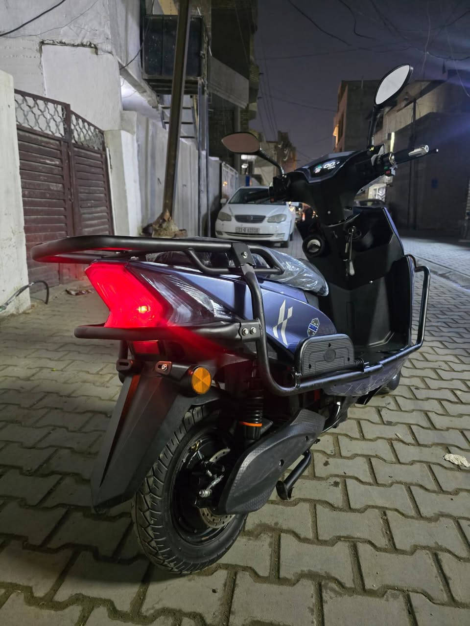 السلام عليكم للبيع دراجه شحن سكنس نثيه موديل 26 مواصفات 6بطاريات ريان اصل نضيفات 3نمر اشاير يمنه يسره لايت زنون عالي ناصي هورن نضام البارك والرجوع للخلف Rنضام بلوتوث بلادي مثبت سرعه سرعتها 90 بيها درع محيط بلدراجه كامل بلادي وبيها صندوك خلفي  مكاني بغداد جديده سعر 490 وبيها مجال ***********واتساب
