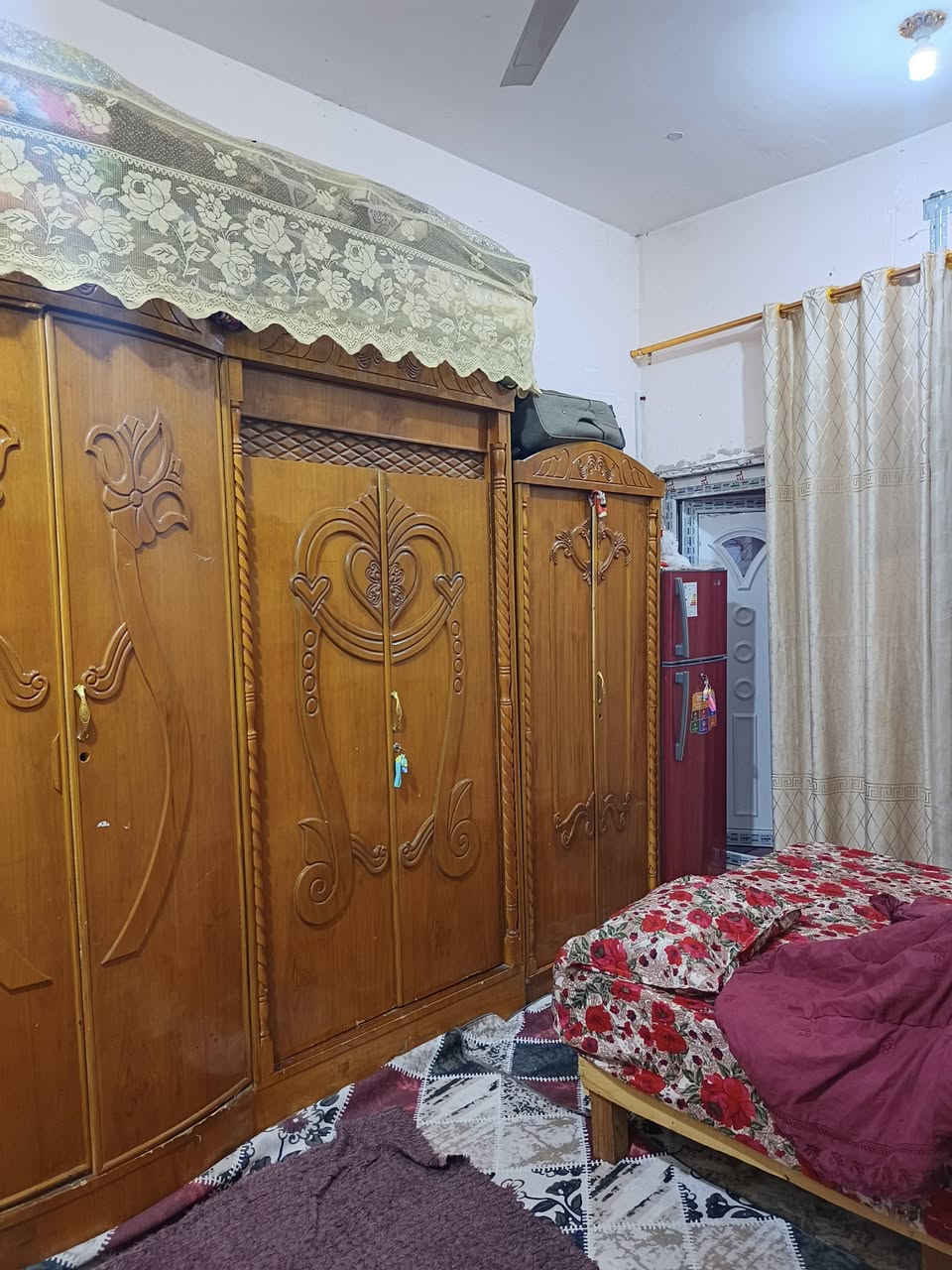 بيت للبيع طابق ونص حي بغداد خلف علوة حمدان قريب على شارع 60 يتكون البيت 4 غرف ومطبخ وصالة واستقبال ومناور عدد 2 حمام داخلي وخارجي السعر المطلوب 165 وبيه مجال ***********
