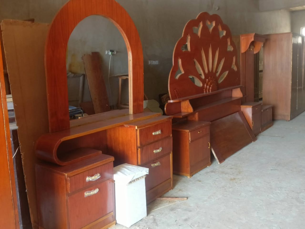 غرفة 5ابواب للبيع نضيفه ثكيله السعر 325بيه مجال العنوان حي الانتصارشارع30قرب المركز ***********بي وتس
