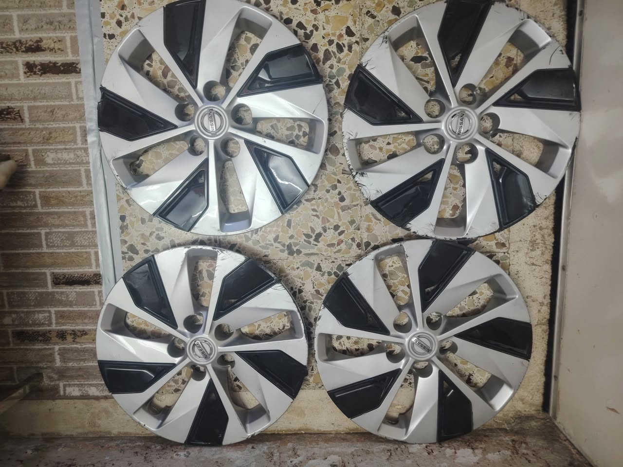 السلام عليكم عندي كبات نيسان ألتيما مال شركه الأصلي ليجن ويه السياره اوعندي فرشه جنطه الأصليه الكبات سعرهن 100 العدد ٤ تخم والفرشه سعرهه 50 هاذه رقمي ***********
