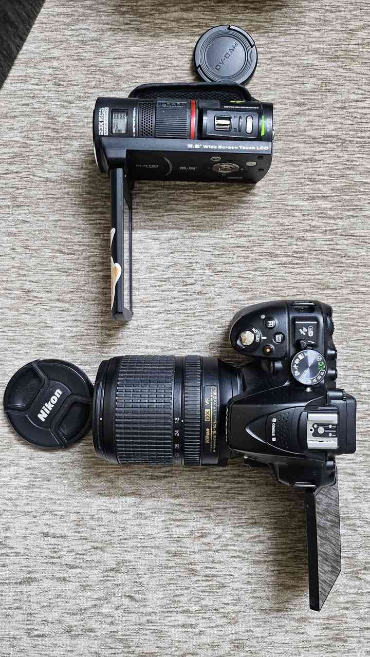 كاميرا Nikon D5300 للبيع – نظيفة جداً  تكدرون تبحثون على مواصفاتها  وتشوفون جمالها
كاميرا احترافية بدقة 24.2 ميغابكسل
تصوير فيديو Full HD 60fps
شاشة متحركة 3.2 بوصة
واي فاي + GPS مدمج
ممتازة للتصوير الفوتوغرافي وصناعة المحتوى 
الحالة: ممتازة جداً / استخدام شخصي ونظيفة جدا مثل ما تشوفون 
لا يوجد أعطال
مع البطارية الأصلية  + الشاحن الأصلي  +  ذاكرة +جنطة +حزام كتف +كفر حماية جيلاتيني  
السعر: (٤٠٠) وبيها مجال 
الموقع: (بغداد )
للتواصل خاص
سبب البيع تطوير المعدات. نماذج من تصويرها بالتعليقات

كاميرا Haier DV-E90 للبيع – حالة ممتازة
كاميرا فيديو بدقة Full HD 1080p
زووم بصري 23x
شاشة لمس 3.5 بوصة
تدعم كرت ذاكرة SD
مناسبة لتصوير المناسبات والسفر
الحالة:  جديدة فتحتها من الكارتون قبل اسبوع  
مع البطارية + الشاحن + ( كارتونها موجود  )
السعر: (٩٠) وبيها مجال  لليشتري تكدر تقدمها هدية لاولادك اصدقائك لان كاميرا تصويرها حلو ودقتها حلوة .اخذتها ١٥٠ من تطبيق الريان 
الموقع: (بغداد )
للتواصل خاص


**إذا كنت صاحب هذا الإعلان وتريد حذفه لأي سبب، رجاءا أرسل رسالة إلى الدعم الفني**