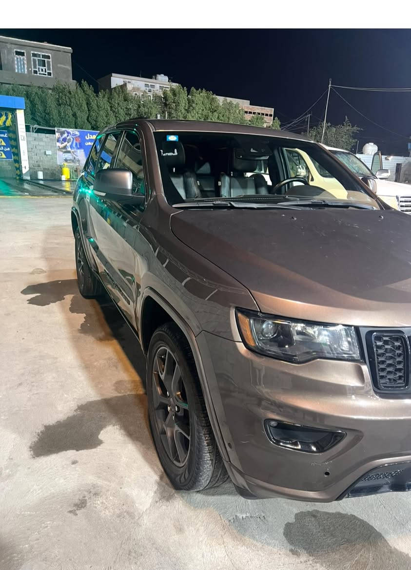 جيب امريكي 2021 سيارة فول هذه السيارة هي جيب جراند شيروكي (Jeep Grand Cherokee)، وتتميز بلونها البني المميز وواجهتها الأمامية ذات الشبك الأسود.تتوفر هذه الفئة بمحركات 6 سلندر وتأتي بمواصفات مثل الشاشات الكبيرة ونظام الدفع الرباعي في العديد من الموديلات.تظهر السيارة في الصورة بلوحة تسجيل عراقية (بغداد) ويُرجح أنها مستوردة. السعر خاص مازنجر


**إذا كنت صاحب هذا الإعلان وتريد حذفه لأي سبب، رجاءا أرسل رسالة إلى الدعم الفني**