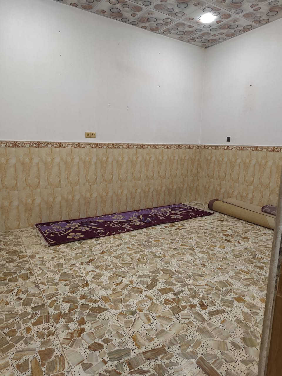 بيت ٥٠ متر للبيع قطاع ٢٣ طابقين الطابق الاول يتكون من غرفة وصحيات وصالة مشتركة مع المطبخ ومنور والطابق الثاني غرفة وصالة وصحيات والبيتونة كبيرة مخزن وسطح وتشاريف السعر ٧٥ مع المجال للاستفسار ***********
