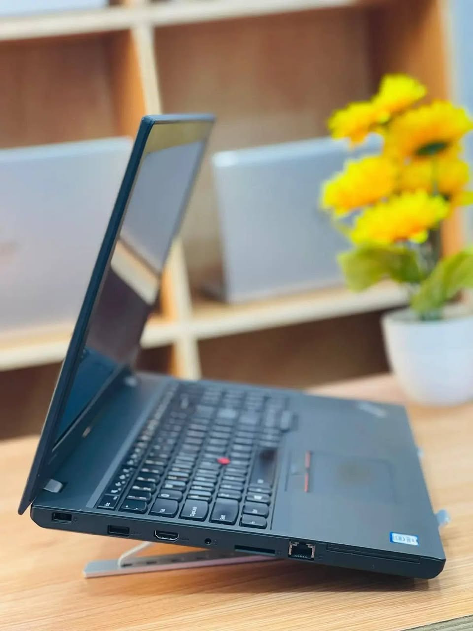 لابتوب Lenovo ThinkPad E560
جهاز عملي معروف بقوة تحمّله واعتماديته 💼
مناسب للدراسة والعمل اليومي بسعر اقتصادي 🔥
🔹 المعالج: Core i5 الجيل السادس فئة U
أداء جيد لبرامج الأوفيس، التصفح، والمهام اليومية
🔹 الرام: 8GB
سلاسة بفتح البرامج والعمل المتعدد
🔹 الهارد: 256GB SSD
سرعة إقلاع وتشغيل ممتازة
🔹 الشاشة: 15.6 إنش
حجم مريح للعمل والمشاهدة
🔹 كرت الشاشة الداخلي 4GB

🎯 الاستخدامات:
✔️ طلاب جامعات ومدارس
✔️ برامج الأوفيس والمحاسبة
✔️ تصفح وإنترنت وأعمال أونلاين
✔️ مشاهدة أفلام ويوتيوب

🎁 الهدايا:
✔️ حقيبة
✔️ الشاحن الأصلي

🛡️ الضمانات:
✔️ فحص كامل قبل الإرسال
✔️ فحص كامل قبل الدفع والاستلام
✔️ ضمان 7 أيام استبدال عند وجود خلل مصنعي
✔️ جاهز للاستخدام المباشر
📍 الموقع: بغداد الأمين الثانية
💰 السعر: 245,000 دينار عراقي فقط
📲 للتواصل واتساب ***********
