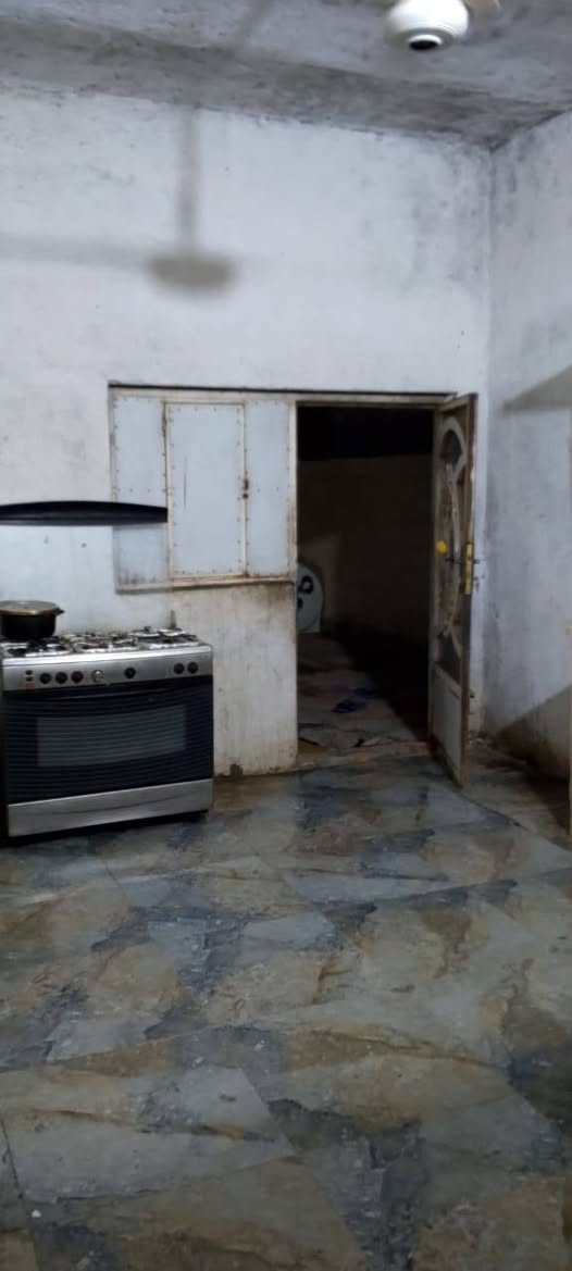 سلام عليكم بيت لبيع بل صخين مقبيل طاقه يم المدرسه ذات العلم مساحته ٤٢٥ متر الباء ٢٠٠ بيت مرتب غرفتين وصاله ومطبخ دوانيه وحمامات بيت كدامكم شراي يتصل *********** سعره مناسب جدان
