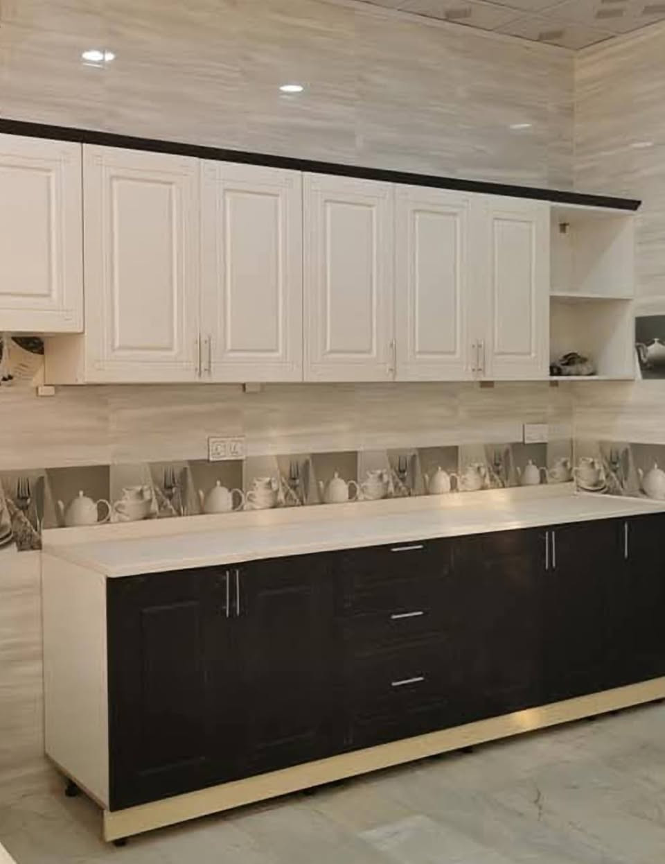 كاونتر نظيف جدا HDF .
الداخل MDF الطول ٥،٨٠سم .. حرف L 
للبيع السعر ٩٠٠ الف مع ساحبة الدخان والسلات ... 
للتواصل الاتصال على الرقم ***********. 
كربلاء .
