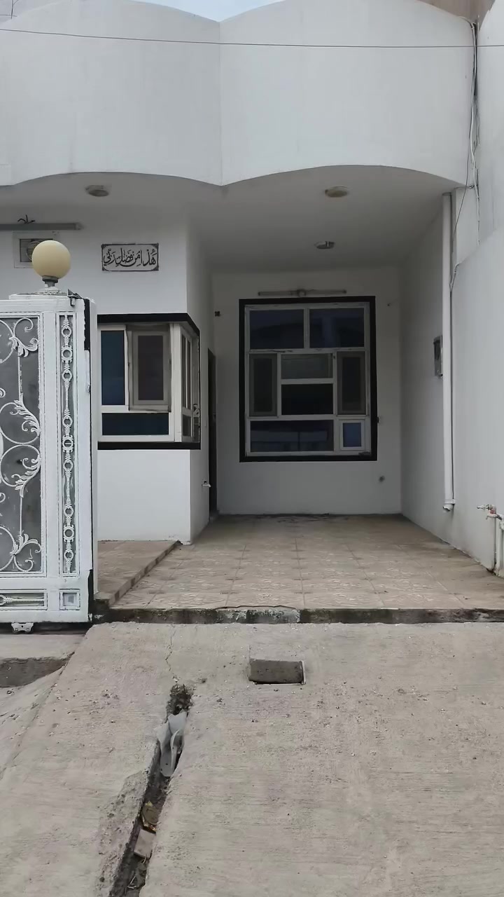 للبيع بيت طابو صرف ملك المساحه 100 مربع طابق واحد درج داخلي بأسم شخص👤 واحد الموقع حي العسكري شركة طارق قرب مسجد طابه للاستفسار او اتصال بالرقم ***********
