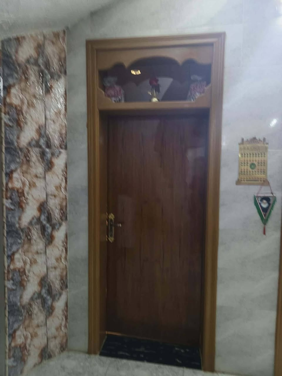 سلام عليكم
الدار للبيع المساحه 200م واجه10×20 طابقين

يتكون من 4غرف      كهرباء بوري
                               ماء حديث

صاله 10×5

مطبخ5×5    مطبخ حار

إستقبال 8×4ونص 

مجمع صحي داخلي وخارجي

كراج سياره كبير

مناور عدد 2.  درج دور مرمر درجه أوله

الطابق الثاني يحتوي على 

غرف عدد 2 مع بالكونات

صاله كبيره 

مجمع صحي 

ملاحظه الدار سيراميك للسكف 

طابوق نهروان صب كونكريت مسلح 

العنوان علوة الفحل شارع قاعة الحديد 

الاستفسار *********** يوجد واتساب
