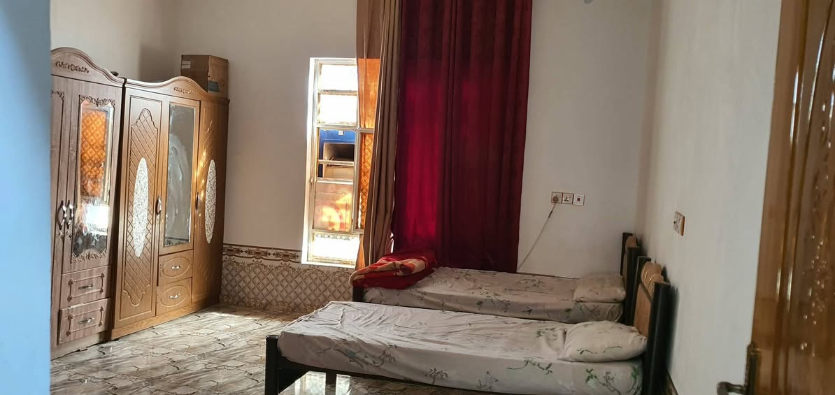 الدار للبيع المساحه 217متر طابو زراعي سند 25 بناء حديث طابوق السقف صب كونكريت يتكون من غرف نوم ثنين وستقبال وصاله ومطبخ مجمع صحي خارجي وداخلي وطارمه وممرات داير البيت الموقع شارع المعاره قرب الحاج محمد كامل 
أي استفسار إتصال على الرقم التالي واتساب *********** 
أو مراجعة مكتب ابو زهراء التميمي شارع المواكب مقابل حسينية الخزرج
