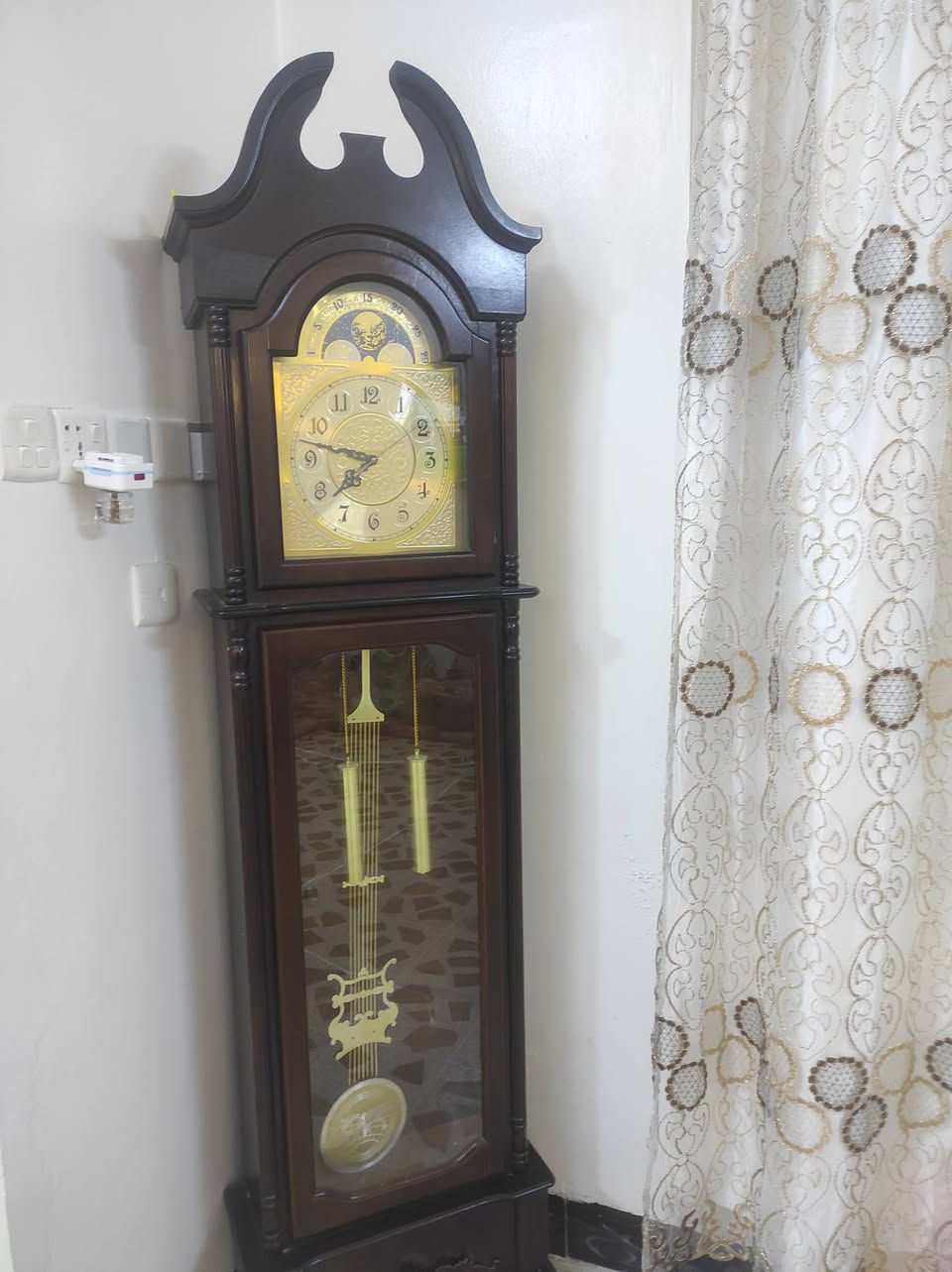 ساعة منزليه تراثيه للبيع السعر 120الف وبيها مجال العنوان حي الميثاق رقم الهاتف ***********
