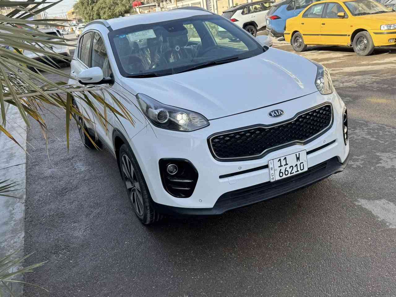 للبيع كيا سبورتاج خليجي  2017 محرك 2000 دوش بلادي بدون فتح بدون اي خلل 
كير بلادي 
مواصفات الجيتي لاين بس عدا البانوراما 
بصمة ابواب وتشغيل ومري شفط وترحيب اوتو
داخله لون حمصي جلد وخمل وكشنات الاماميه ثنينهن فول تحكم كهرباء
حساس امامي وخلفي وكامره دوراه
تبريد منفصل شاشه
سماعات ماركه JPL
سايد بريك دكمه ونضام نزول واتو هولد وضعيات قياده
لد نهاري ولايت زنون
شاحن موبايل واير لس
السياره بدون اي ضرر لاصبغ لابارد لاحالوب بدون فتح بدون تبديل كله بوضع الشركه وماشيه 89 الف كيلو وادامه كامله بدون اي نقص 
رقم بغداد انكليزي وهزه جديده باسمي وتحويل مباشر 
سعر 177 مجال بسيط 
مكاني بغداد البنوك
***********
