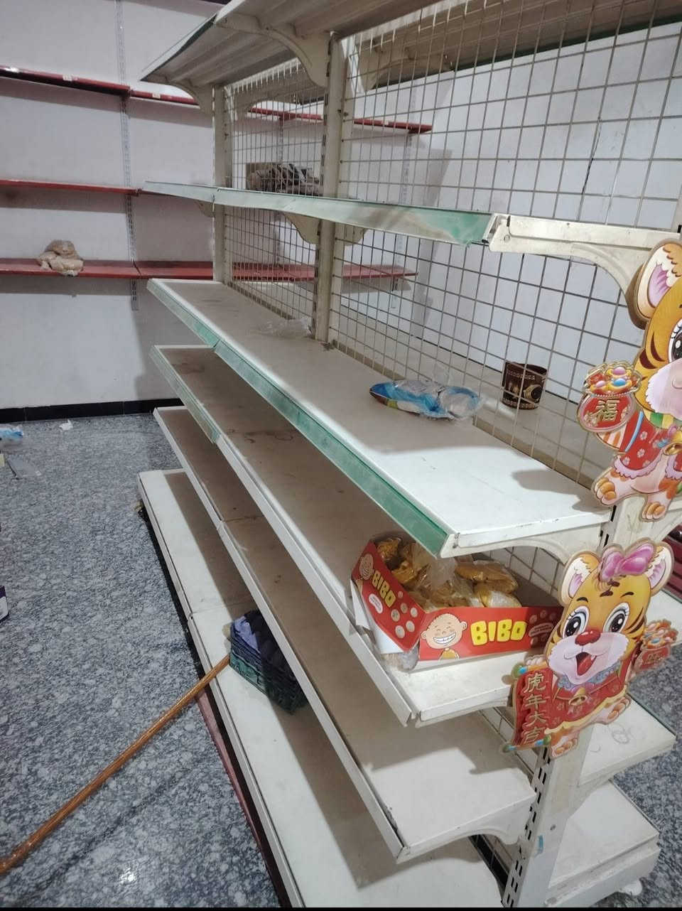 رف سفينه نضيف للبيع ١٦ رف مكاني ناصريه مركز سعره 250
*********** رقمي

