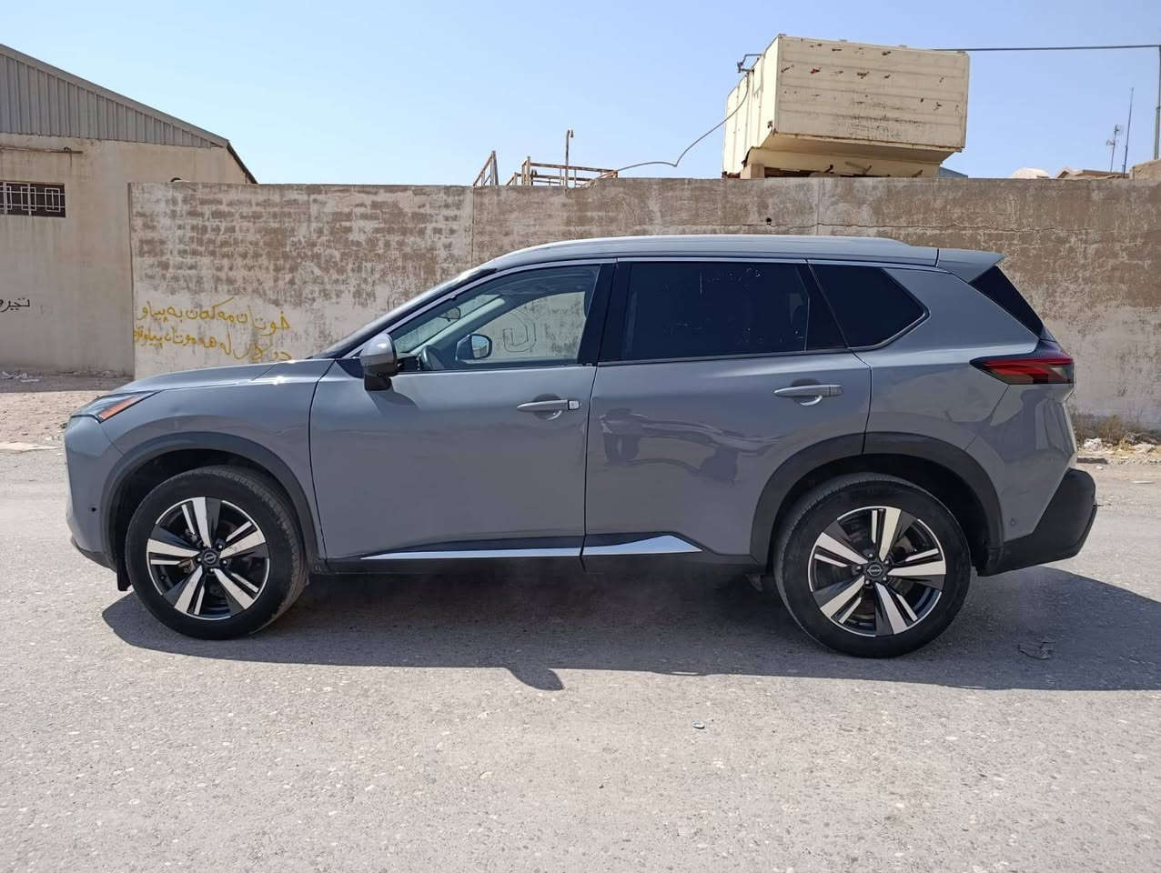 فول 1/1 Nissan Rogue SL 

موديل 2023
لون سمنتي مميز

سعر 148 ورقه بدون رقم

ماشيه 44 الف ميل
محرك 3 بستن توربو / 201 قوة حصان

حادث سيارة  (ربع قماره امامي قبل سلايت و باب سايق رعصات سويته صبغ و تكمه شبرين صبغ مأشر بالصور)
بدون دواخل  و بدون شواصي  شرط الفحص
رداديترات و رادار و حجر بيئه بلادي شركه

رقم شاصي   5n1bt3cb4pc798960

مواصفات  SL 4×4👇
فتحه بانوراما
بصمه + شغال عن بعد
صندوق كهربائي
كشنات جلد و هيتر و غزن اتوماتيكي
ستيرن هيتر
AUTO HOLD
5 انظمه للقيادة
4 كاميرات /180 درجه
ويل كب كروم بلادي
فور ويل 4×4
تبرد خلفي 
بردات خلفي
رادار امامي و خلفي و جوانب
شحن وايرس
شاشه كبير 
بعد بيها اهواي مواصفات 

تترقم محافظات الاقليم 
دهوك اربيل سليمانيه
شرط الترقيم/✋
تكلفه الرقم 13.5 ورقه
بيع فقط شراي يتصل 
***********
***********
سيارة باربيل شركه نور البصرة اكر, نينوى
