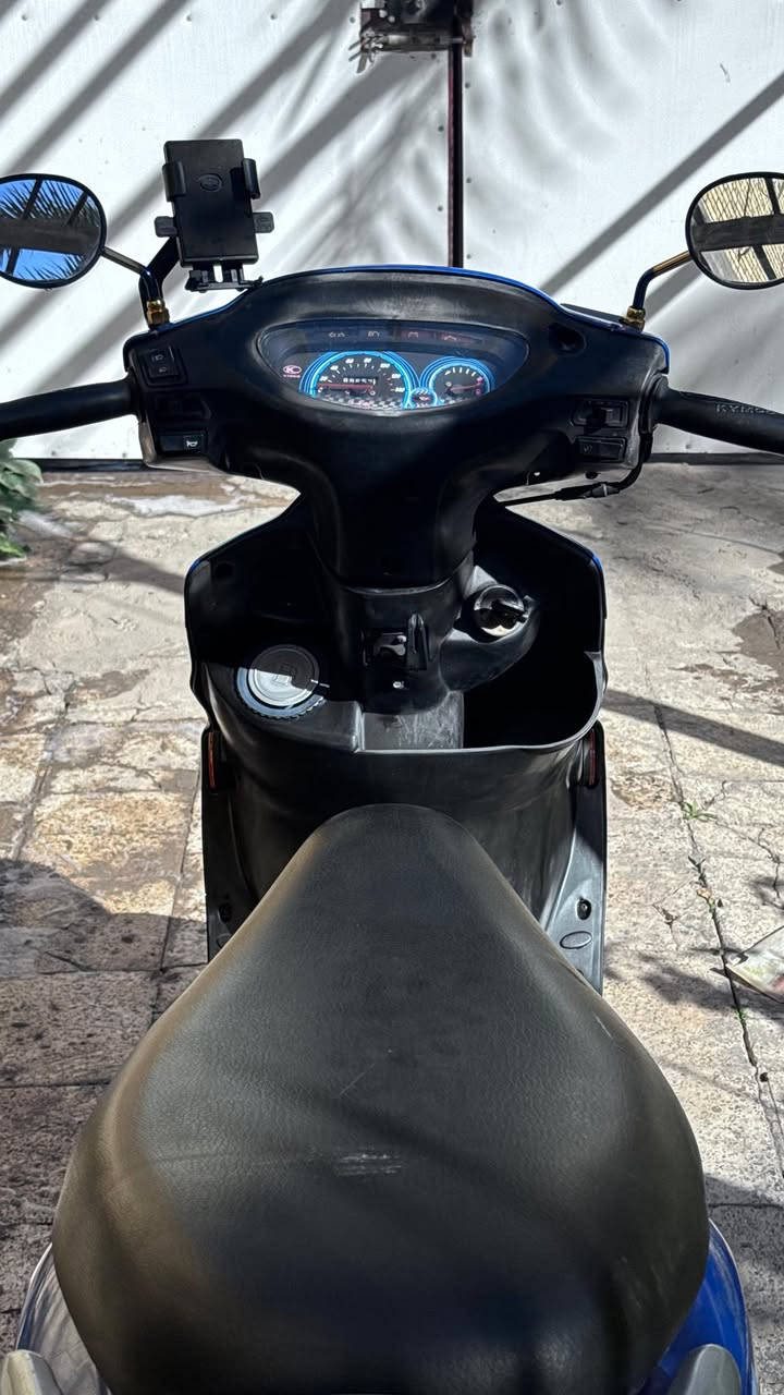 اخوان اقروا المنشور يلا تتصل اخذتهة يمليون و100 وهسه اريدهة ب950 وبيهة مجال لليشتري حاااويه وصلها موجود موديل 2015 ختم واحد الدراجه كلهة
كامكو V2 كفاله عامه شرط الفحص محرك وگير وكهربائيات شررط تفحص وين مايعجبك افحص 
شلعه ونعومه ماتنسمع  مستخدمه تقريبا شهر وشويه وحته قليل اطلع بيهة دراجه بدون نقص نص نگره 
مكاني / ناصريه / مركز
***********
