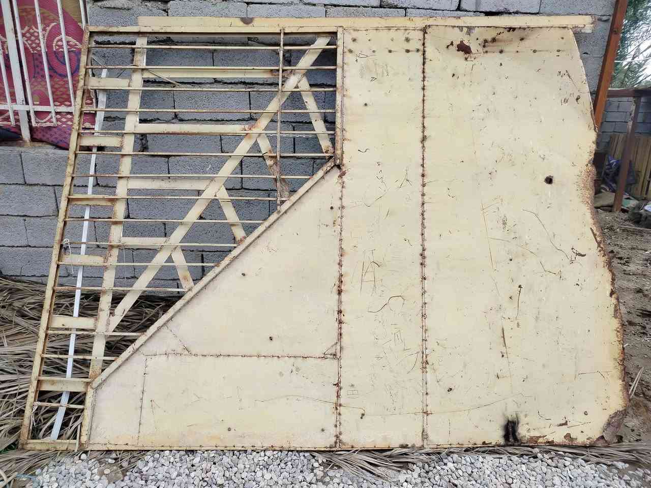 سقيفه بليت قوي الطول 3متر والعرض2/500
وبيبان بليت ثقيل الطول 2/500 والعرض 2 متر
وجرابي حديد نفر ونفرين
مكاني الساده آل بوهلاله 
***********
