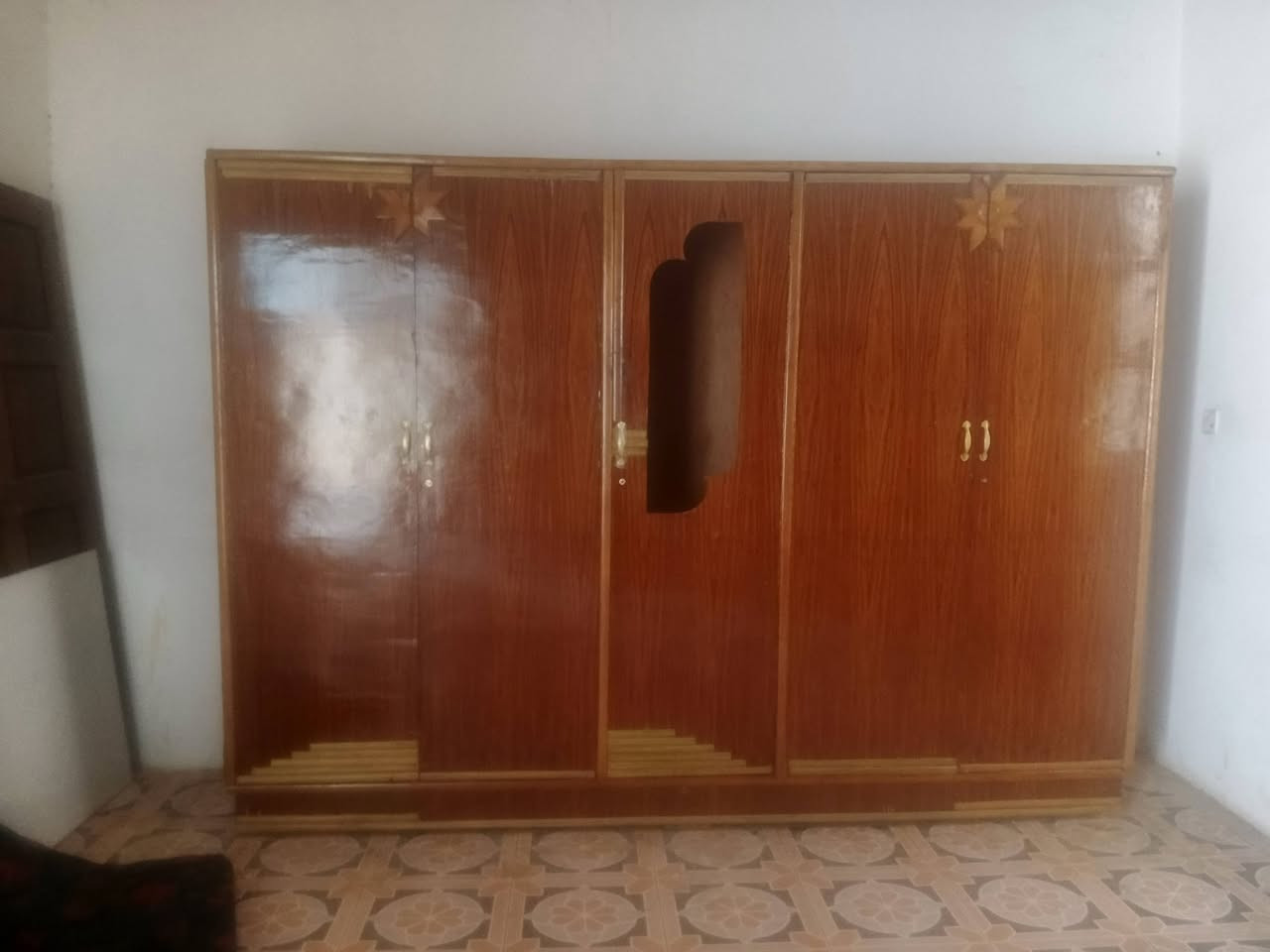 كنتور ع 150 ابو 5 ابواب...بوفيه سعر ع 100... كاونتر ع 175..شراي يتصل ***********..

