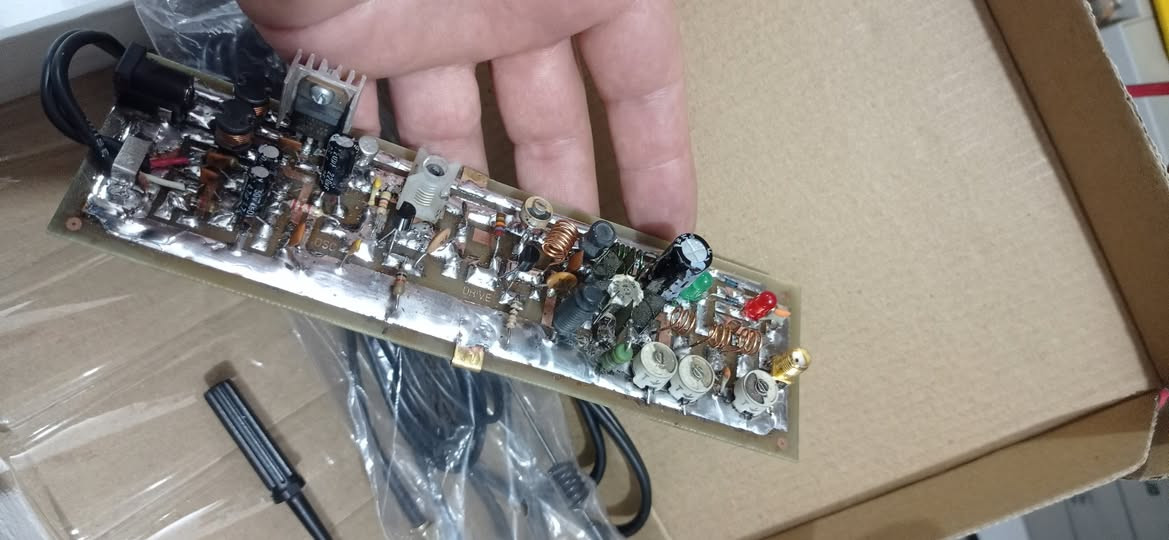 جهاز بث راديوي موجة اف ام FM 88-108Mhz مع الهوائی والمحولة بورسبلاي 

يمكن التحكم بالموجة حسب الرغبة و قدرة الخرج 3 واط ومدخل صوت استريو ويمكن

توصيله مع المسجل والموبايل مع كيبل خاص + جرنفيس هوائي خاص للاستفسار

والسعر على الخاص .


**إذا كنت صاحب هذا الإعلان وتريد حذفه لأي سبب، رجاءا أرسل رسالة إلى الدعم الفني**