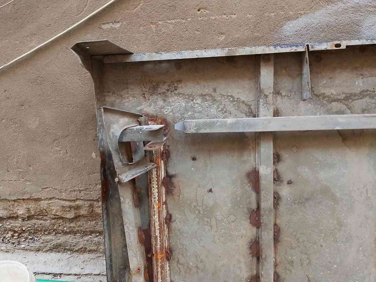 حصيرة ستوته جمره مال بلال نضيفه بحاله جيده بيها كسر موضح بالصوره *********** بغداد
