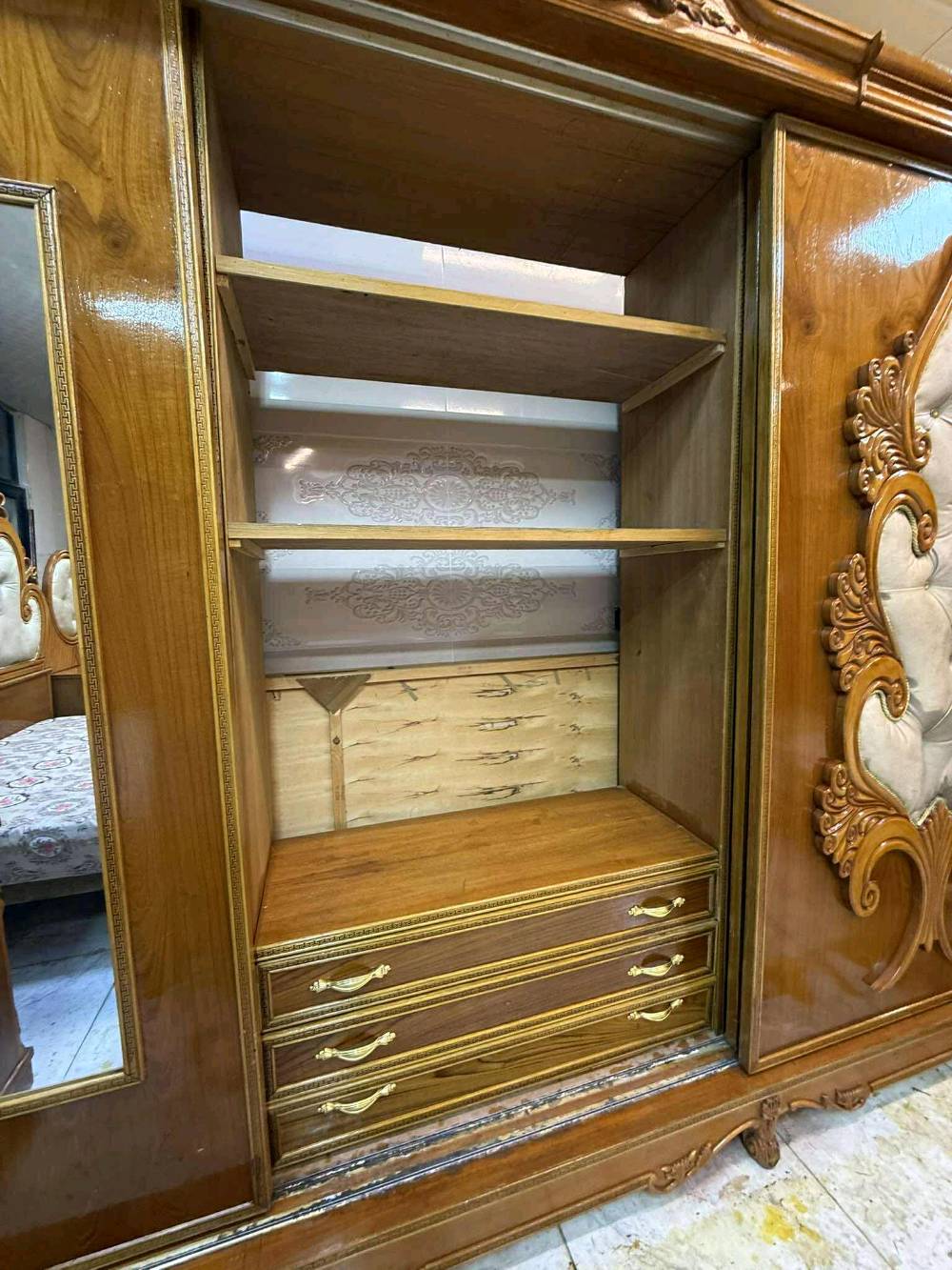 غرفه صاج داخل خارج سلايت 
السعر مليون ٥٠٠ مليون ٤٠٠ قفل 
شد نقل داخل بغداد مجاني 
نضافه ٩٠
عشره ١٠ وياه دوشك شازون طابوريه هديه 
جعب غزال 
غرفه زان ماركه