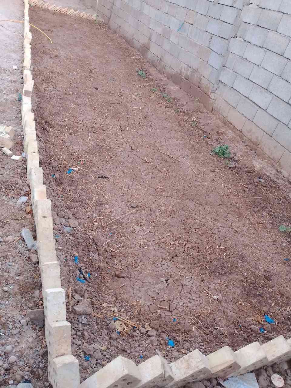 بيت للبيع قيد الانشاء مساحه 250 حي الزهراء خدمات ماء وكهرباء مدارس تبعد 200متر  عرض الشارع 10م باقي التفاصيل الاتصال على الرقم ***********

