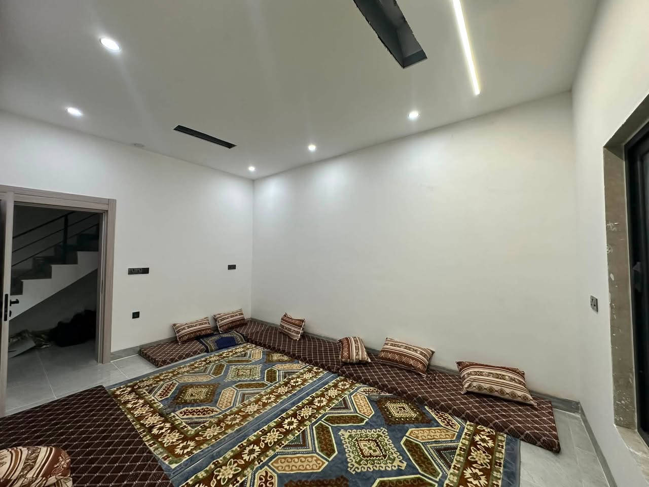 دار للبيع 105 متر  واجهه 7.40 متر 
طابقين بناء حديث يحتوي على 3 غرف نوم على شارع 20 متر موقع مميز قريب جدا من الشارع العام في كركوك - القادسية الثانيه - قرب جامع صادق الامين 
السعر : 130 مليون وبي مجال
***********
